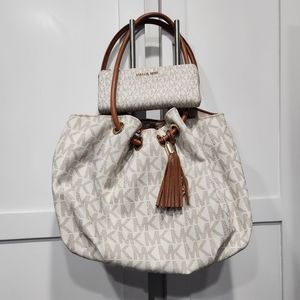 💥💥💥💥Michael Kors Monogram tote and wallet